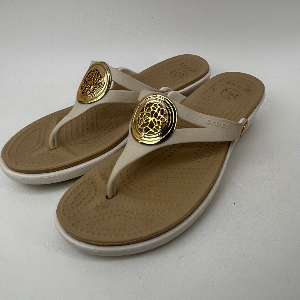 Crocs Sanrah Hammered Circle Wedge Sandals Oyster Gold Womens 10 Flip Flops